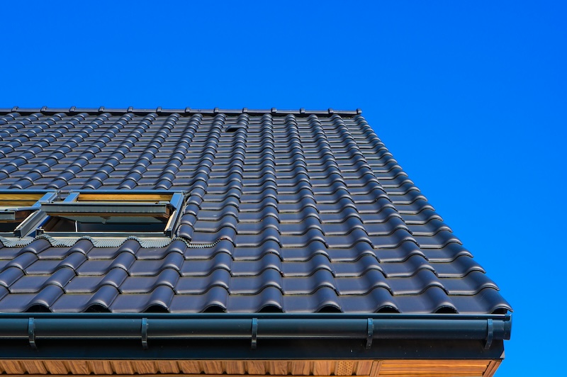 Svart plåttak